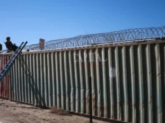 Законодатель Техаса требует устранить колючую проволоку и контейнеры на границе в Игал-Пасе