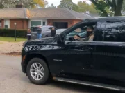 В Чикагском пригороде жители помешали операции маскированных агентов, громко крича и сигналя из автомобилей