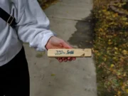 Пластиковые свистки становятся инструментом сопротивления против ICE в Чикаго